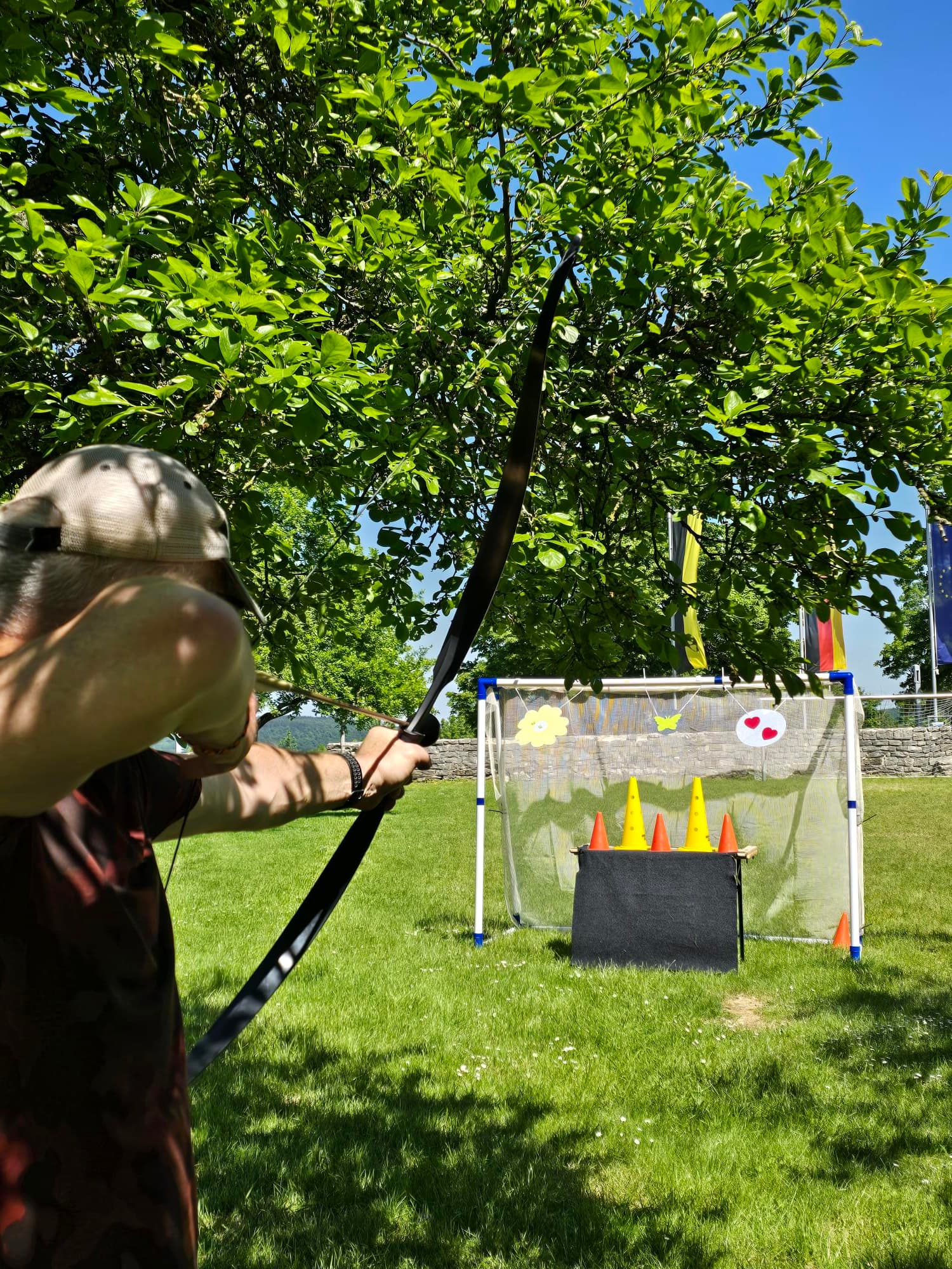 Bogenschießen im Freien bei einer Familienfeier